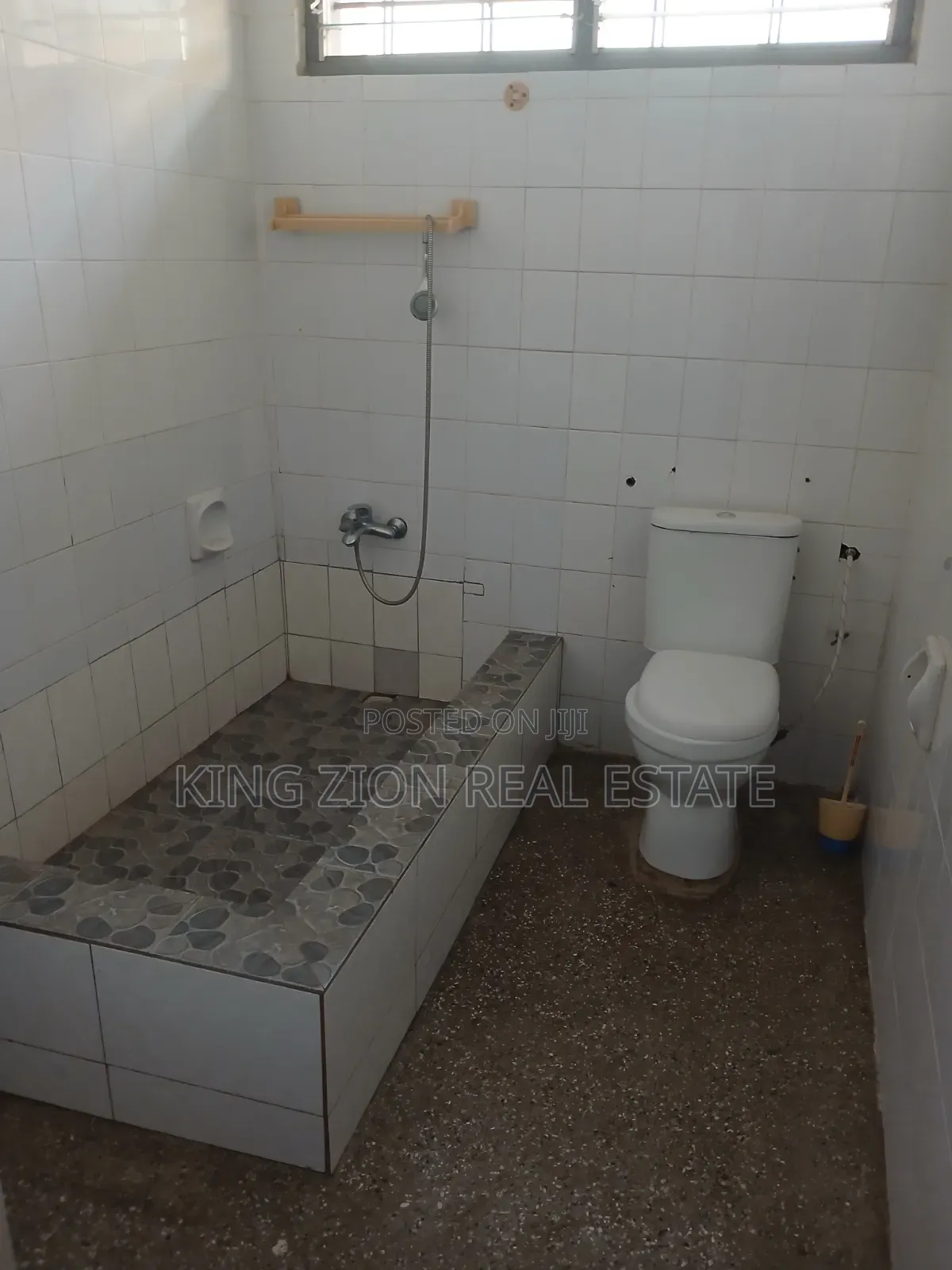 4bdrm Apartment in Awoshie, Last Stop for rent