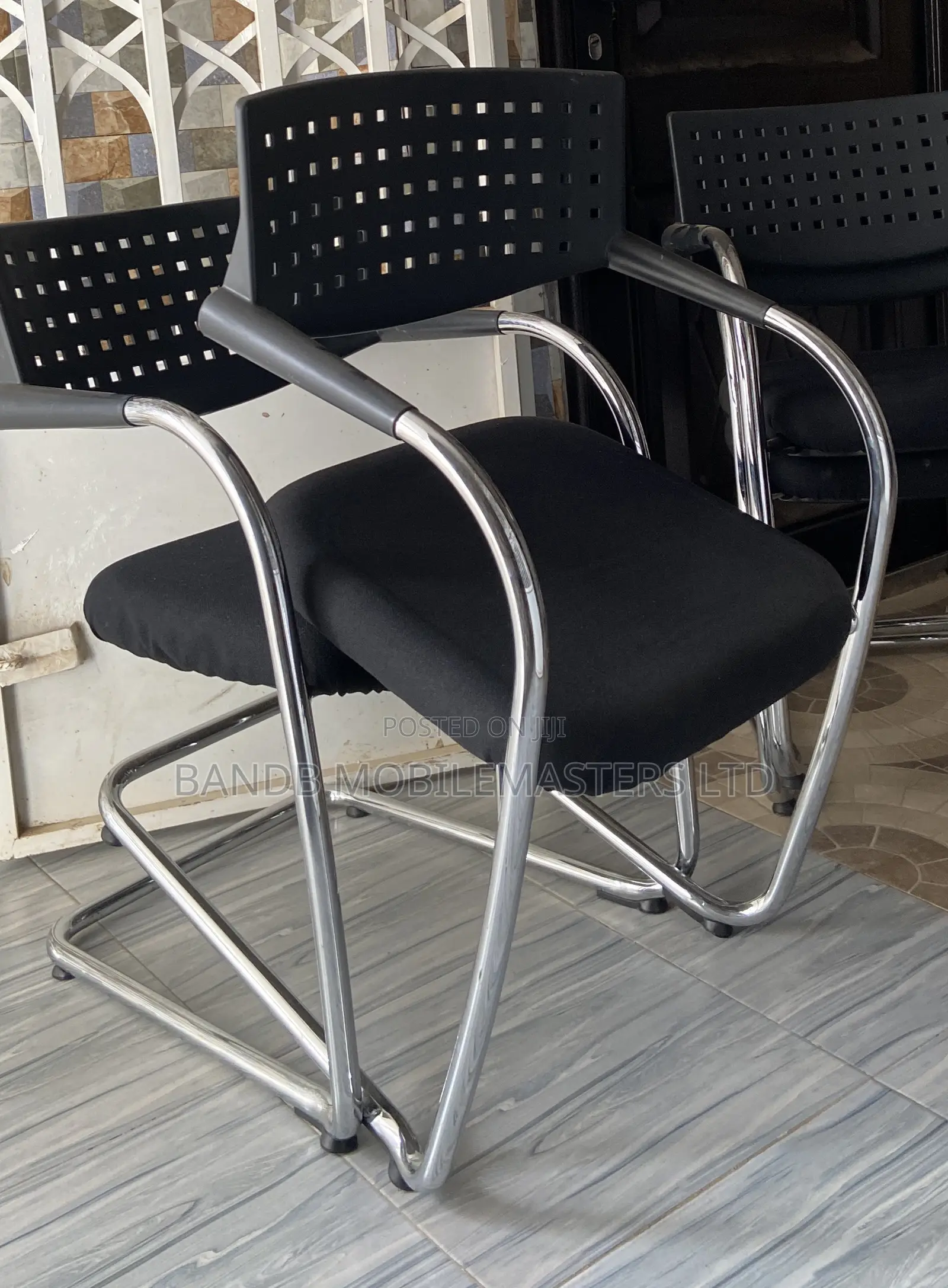 Modern Black Office Chair With Cushioned Seat– Office Reception Chair