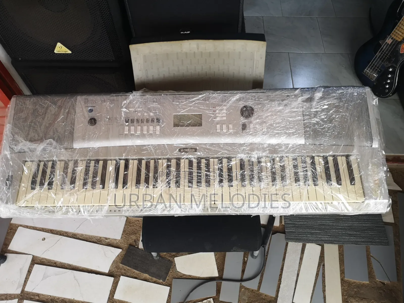 Yamaha DGX-220 Portable Grand Piano