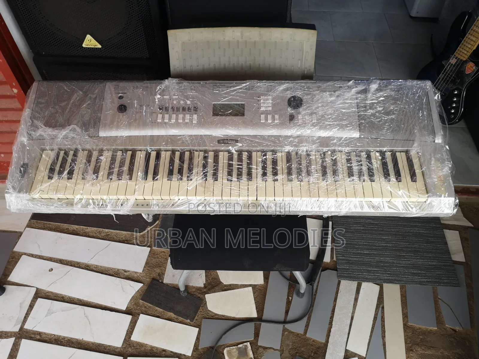 Yamaha DGX-220 Portable Grand Piano