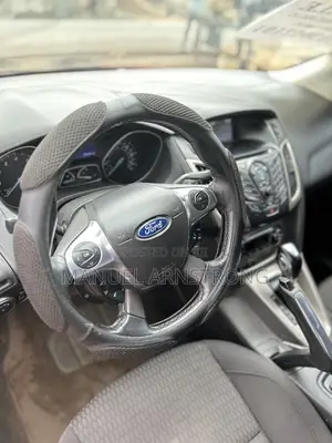 Ford Focus SEL Sedan FWD (2.0L 4cyl 6A) 2012 Red