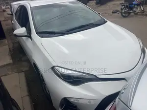 Toyota Corolla LE 4dr Sedan (1.8L 4cyl CVT) 2017 White
