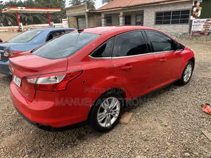 Ford Focus SEL Sedan FWD (2.0L 4cyl 6A) 2012 Red