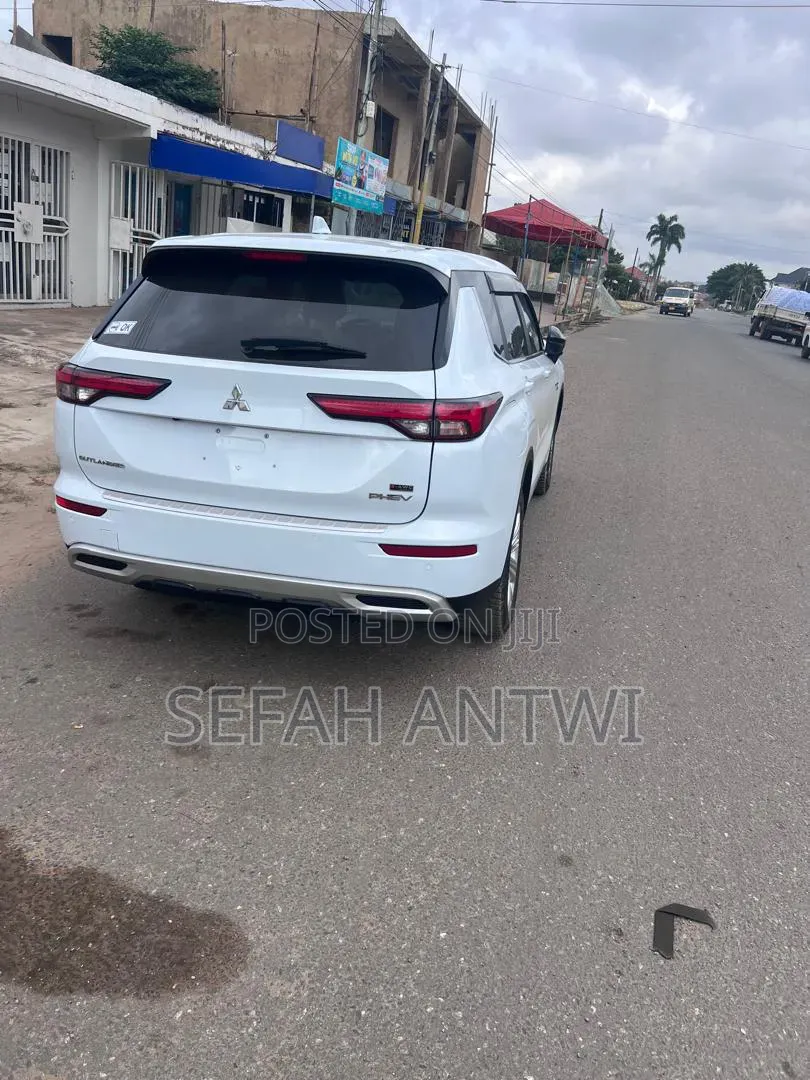 Mitsubishi Outlander SE 2023 White