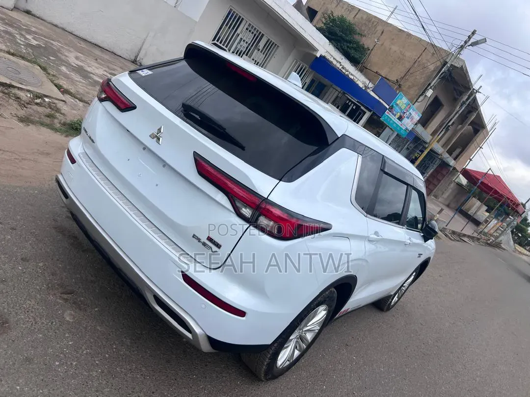 Mitsubishi Outlander SE 2023 White