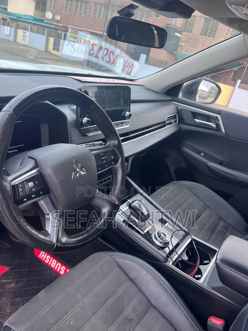 Mitsubishi Outlander SE 2023 White