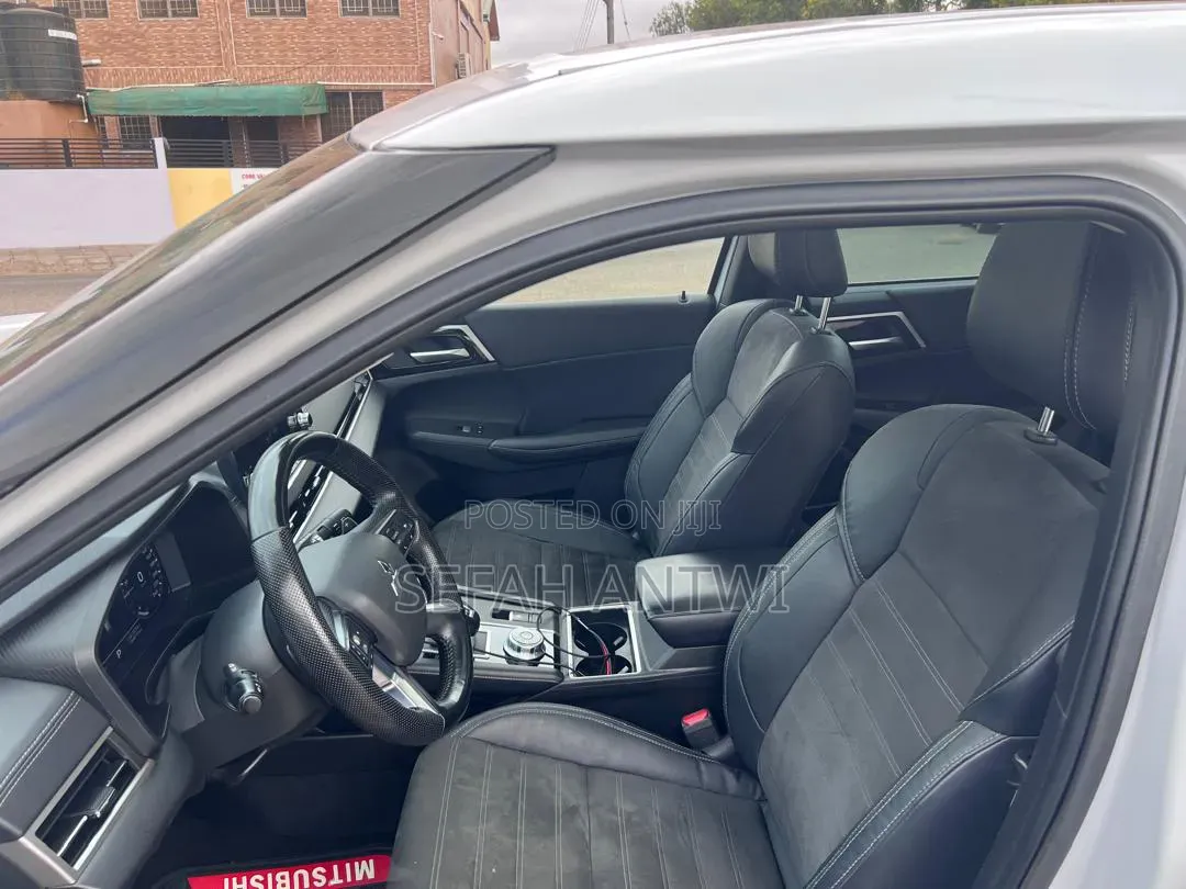 Mitsubishi Outlander SE 2023 White