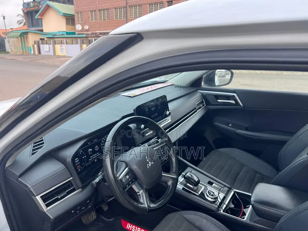 Mitsubishi Outlander SE 2023 White