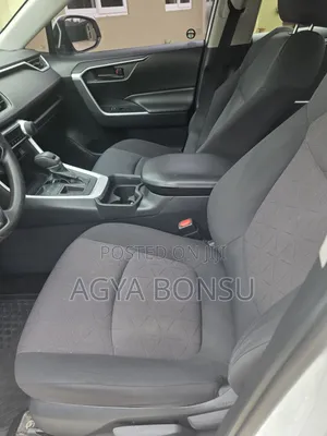 Toyota RAV4 LE FWD 2019 White