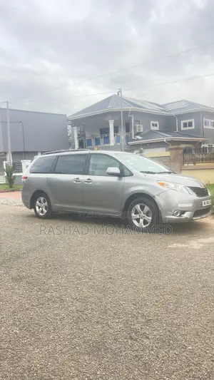 Toyota Sienna XLE 8 Passenger 2012 Silver