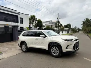 Toyota Highlander XLE AWD 2024 Off white