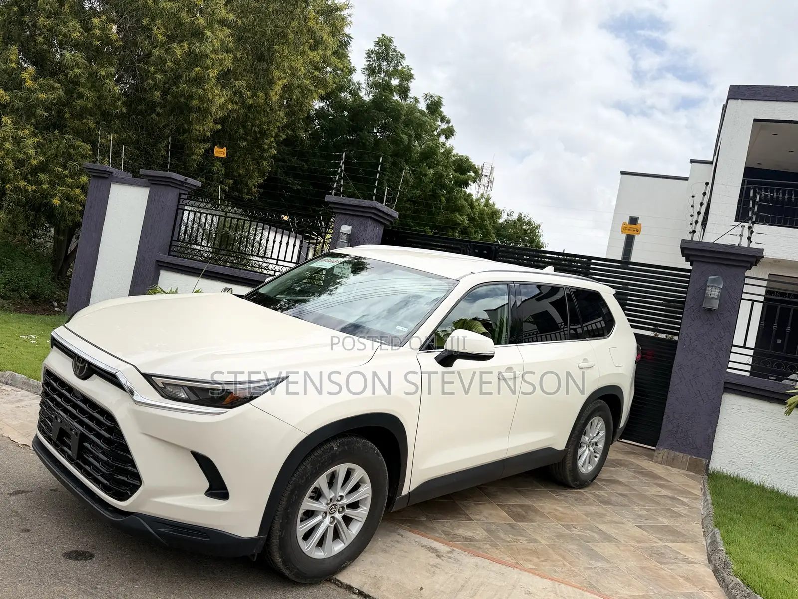 Toyota Highlander XLE AWD 2024 Off white