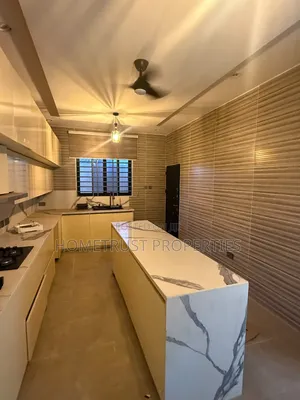 5bdrm Duplex in Latebiokoshie, Radio Gold Area for rent