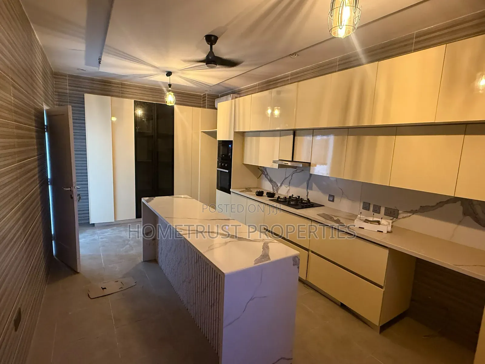 5bdrm Duplex in Latebiokoshie, Radio Gold Area for rent
