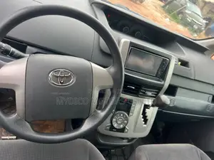 Toyota Voxy V 2WD 8-Seater 2010 Gray
