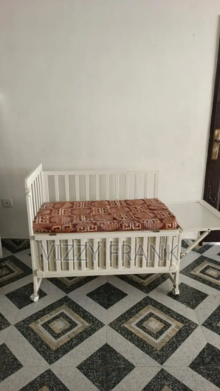 Used 3-in-1 Convertible Crib White Converts to Toddler Bed Daybed