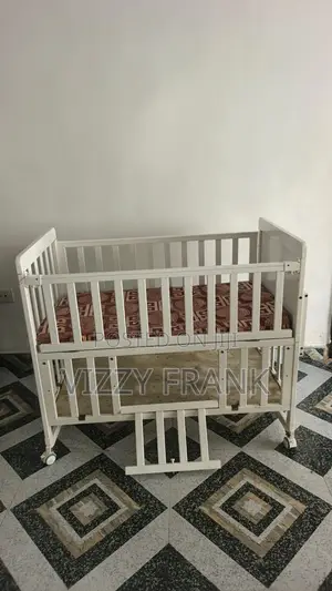 Used 3-in-1 Convertible Crib White Converts to Toddler Bed Daybed