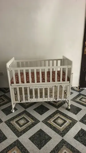 Used 3-in-1 Convertible Crib White Converts to Toddler Bed Daybed