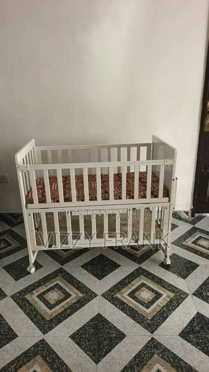 Used 3-in-1 Convertible Crib White Converts to Toddler Bed Daybed