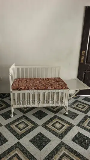 Used 3-in-1 Convertible Crib White Converts to Toddler Bed Daybed