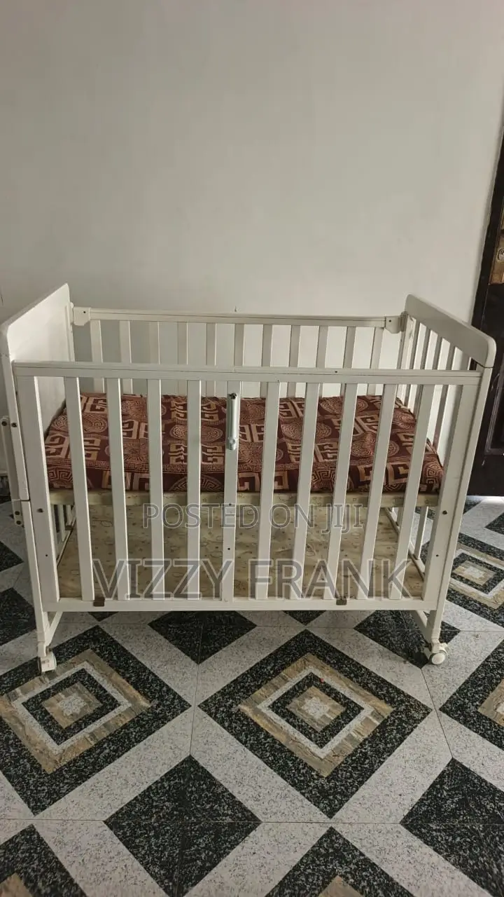 Used 3-in-1 Convertible Crib White Converts to Toddler Bed Daybed