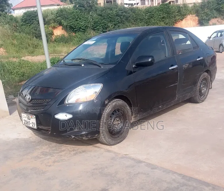 Toyota Yaris Base Sedan 4dr 2010 Black