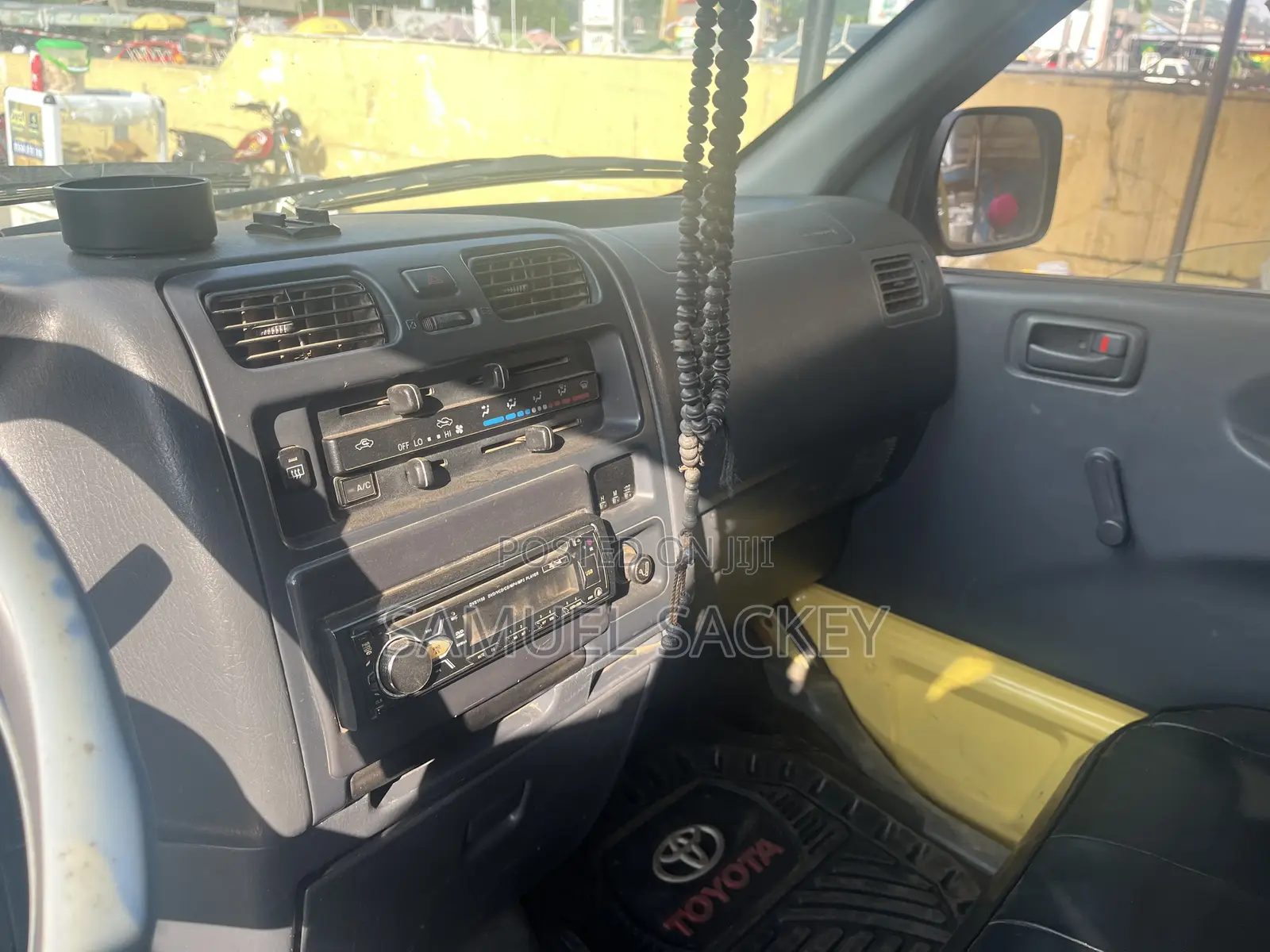 Toyota HiAce 2000 Yellow
