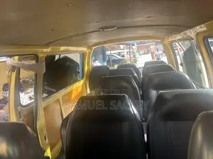 Toyota HiAce 2000 Yellow