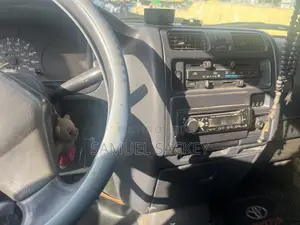 Toyota HiAce 2000 Yellow