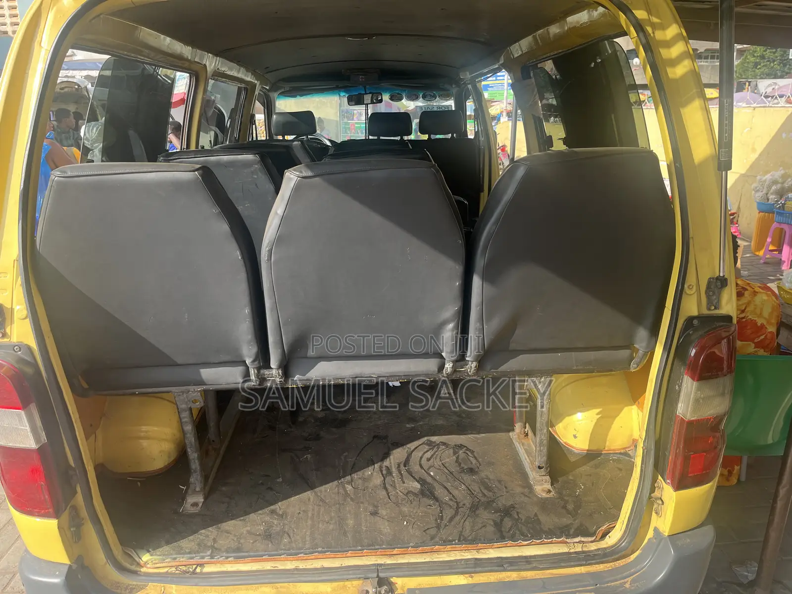 Toyota HiAce 2000 Yellow