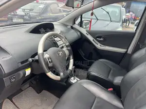 Toyota Yaris Base Hatchback 5dr 2010 Gray