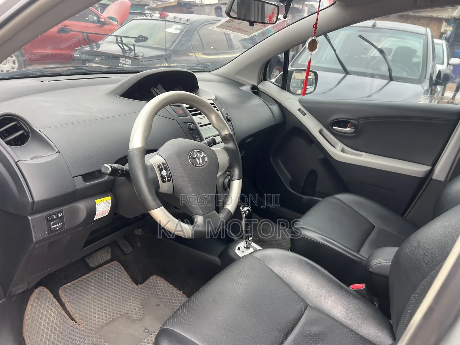 Toyota Yaris Base Hatchback 5dr 2010 Gray