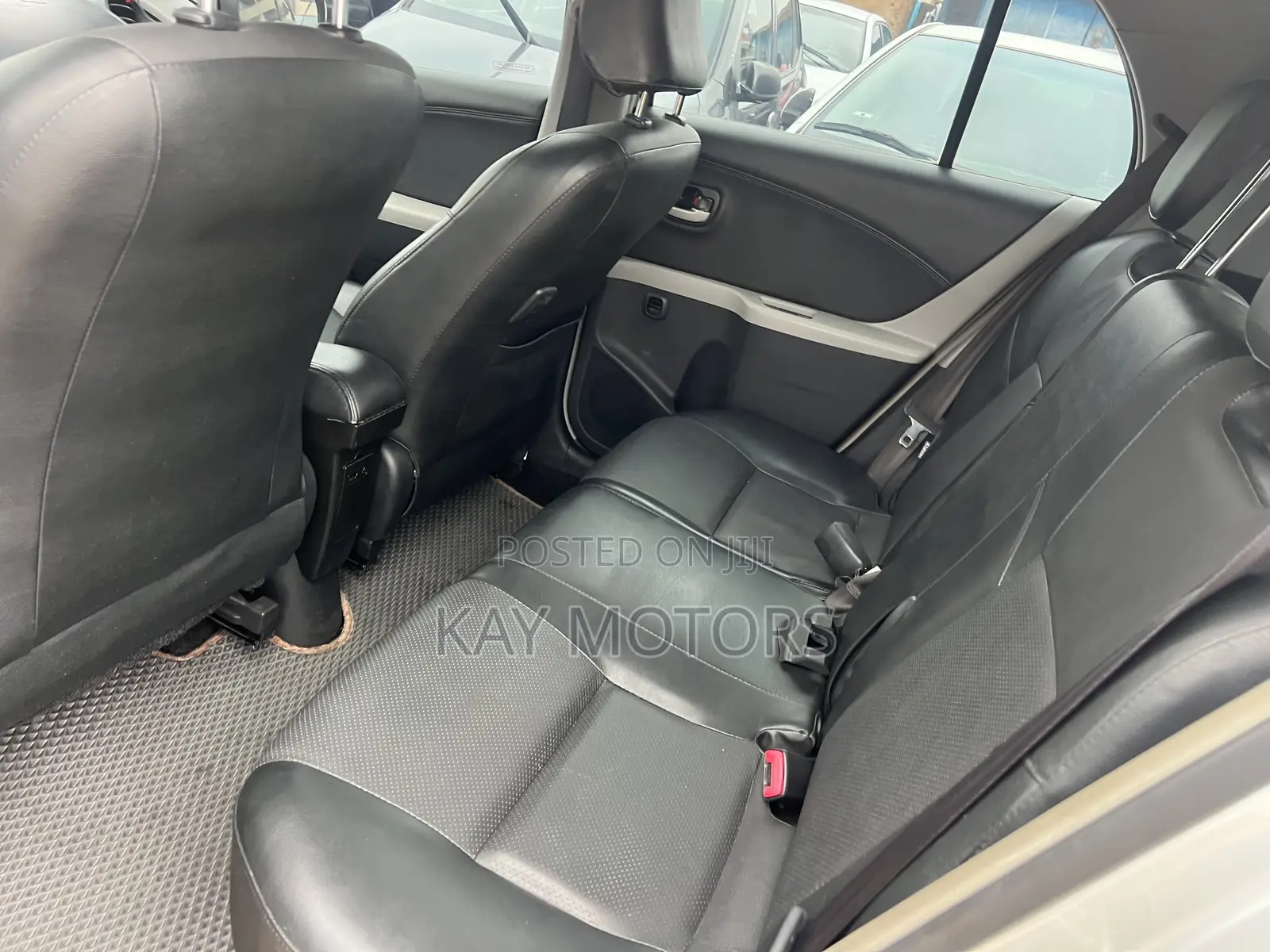 Toyota Yaris Base Hatchback 5dr 2010 Gray