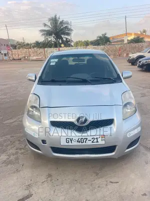 Toyota Vitz 2010 Silver