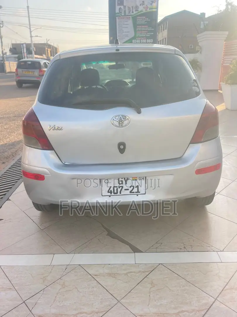 Toyota Vitz 2010 Silver