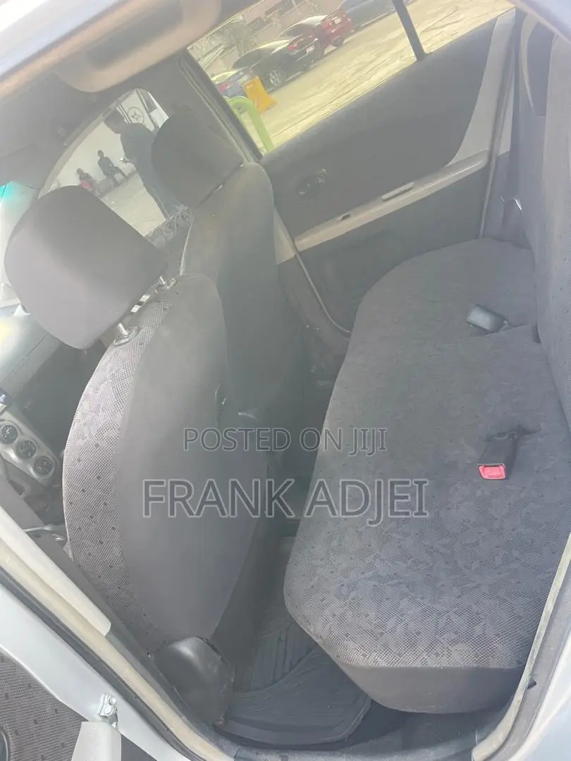 Toyota Vitz 2010 Silver