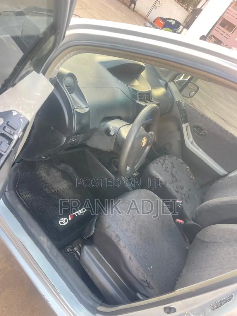 Toyota Vitz 2010 Silver