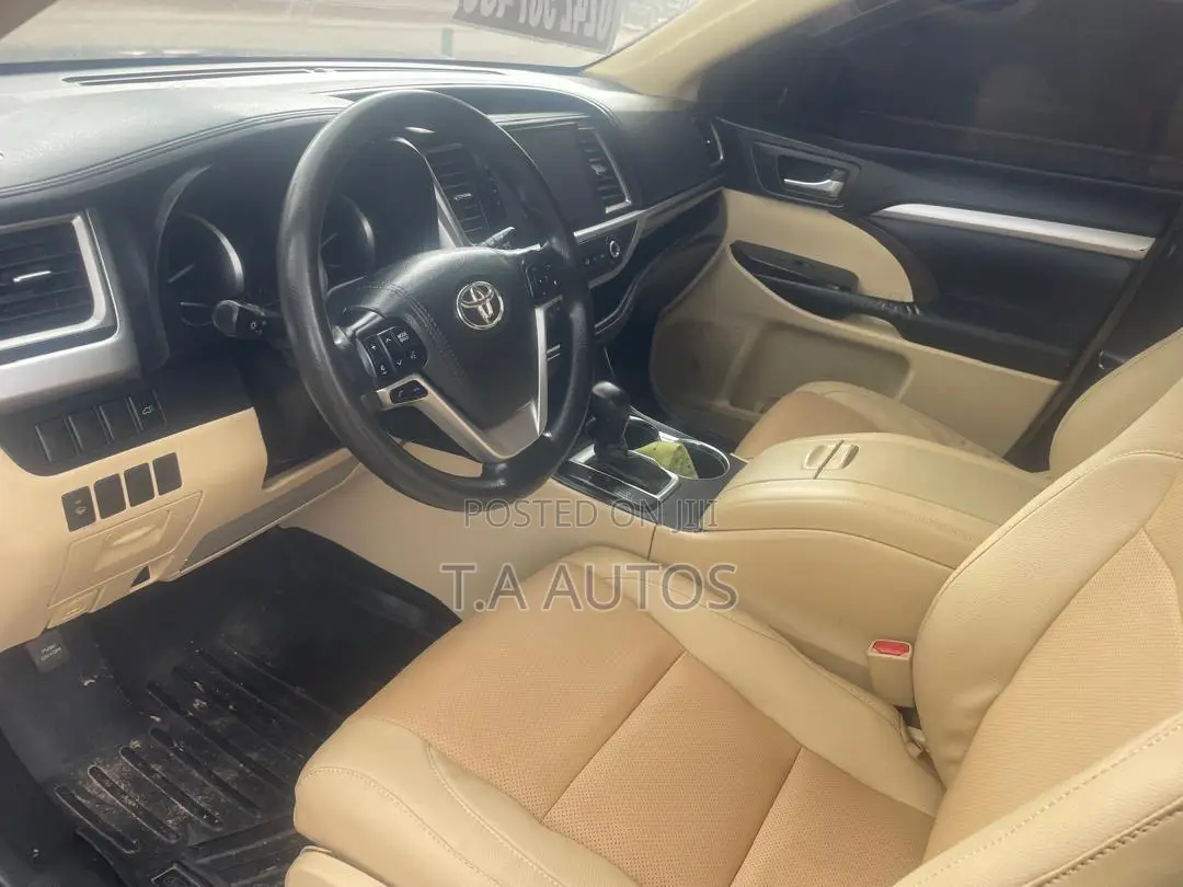 Toyota Highlander LE 4x2 (2.7L 4cyl 6A) 2018 Black