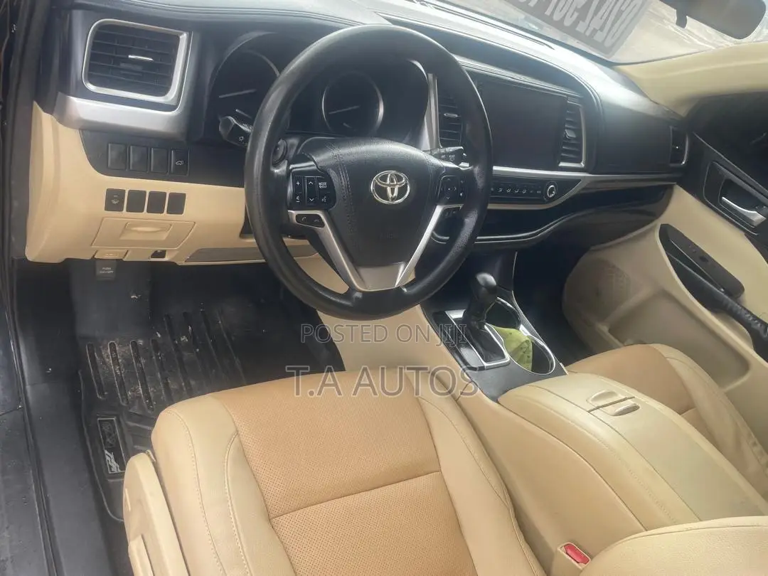 Toyota Highlander LE 4x2 (2.7L 4cyl 6A) 2018 Black