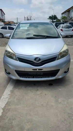Toyota Vitz 2015 Silver