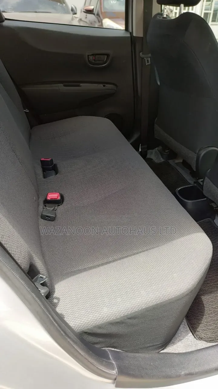 Toyota Vitz 2015 Silver