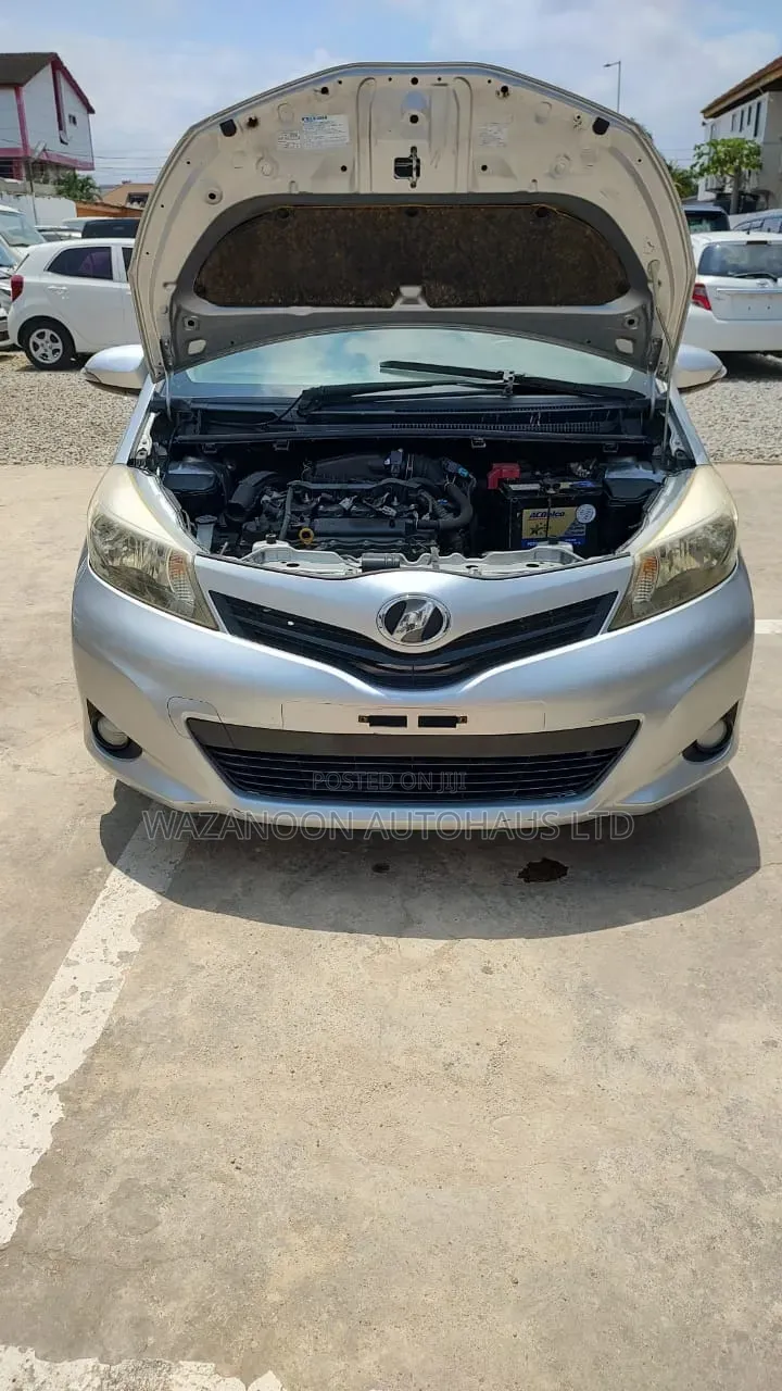 Toyota Vitz 2015 Silver
