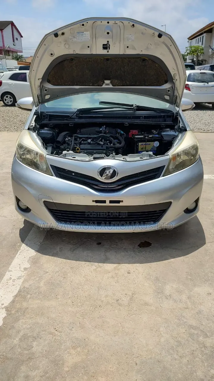 Toyota Vitz 2015 Silver