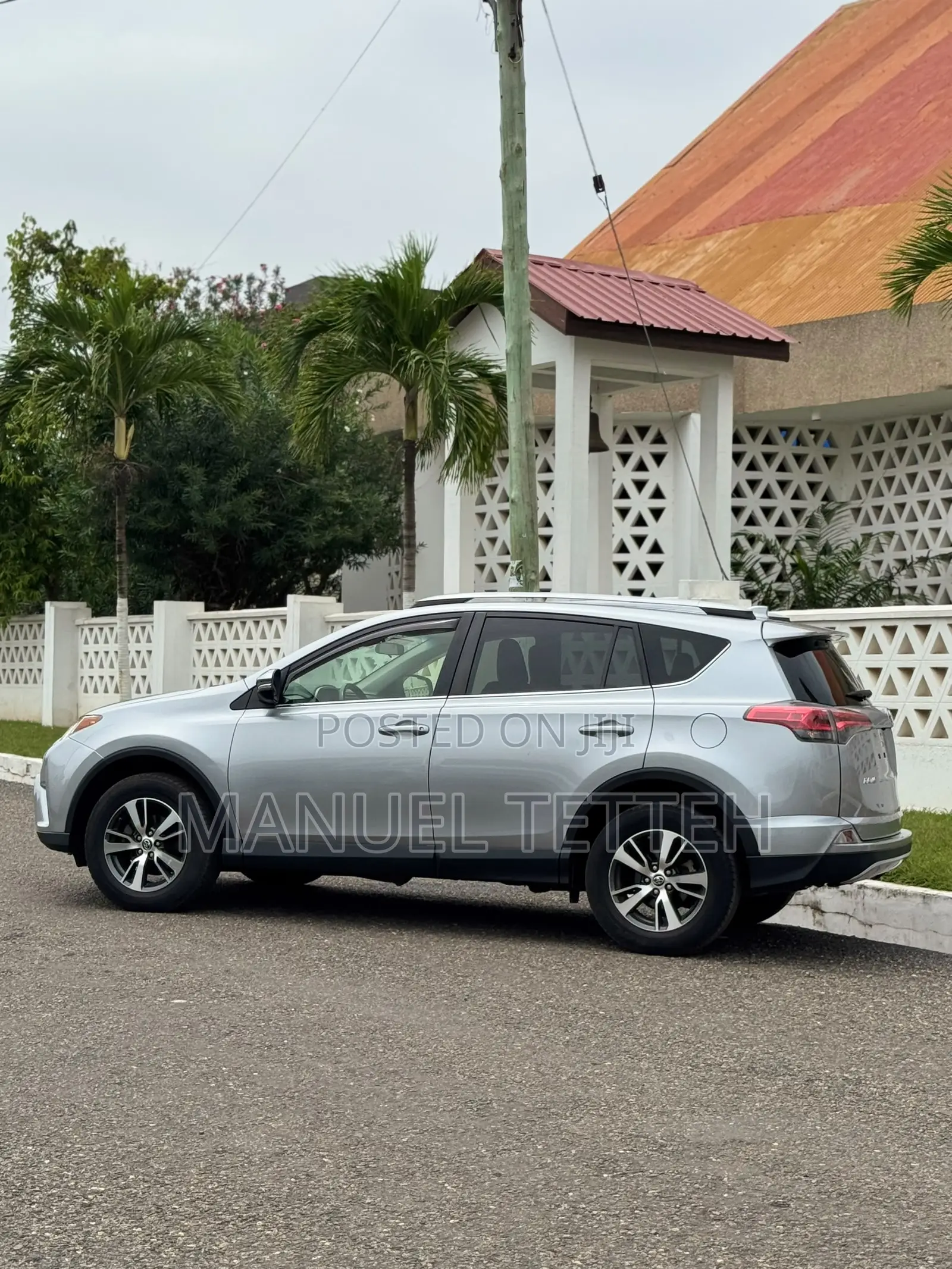 Toyota RAV4 XLE 4dr SUV AWD (2.5L 4cyl 6A) 2018 Silver