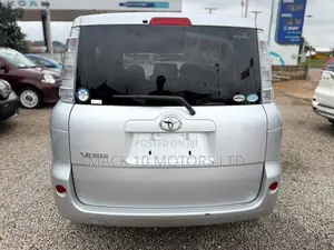 Toyota Sienta 1.5 FWD 2013 Silver