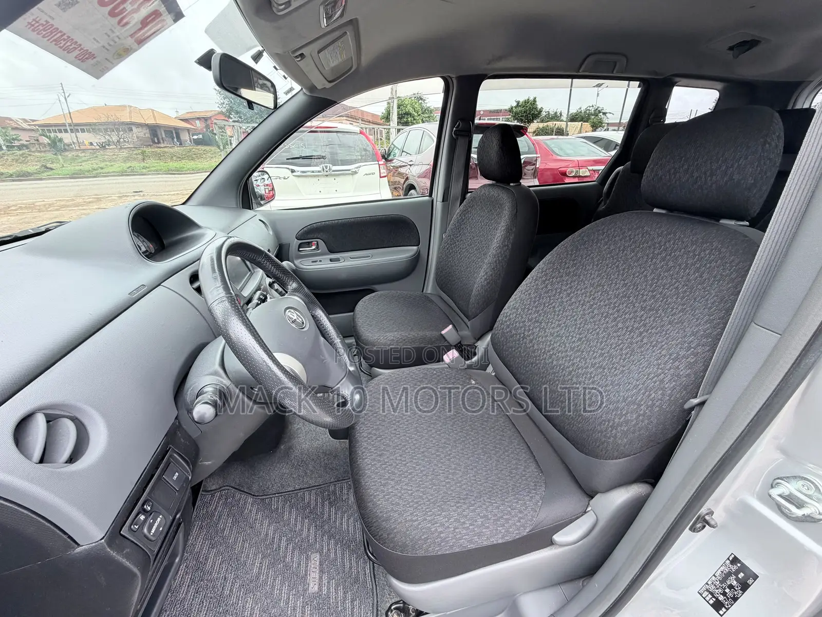 Toyota Sienta 1.5 FWD 2013 Silver