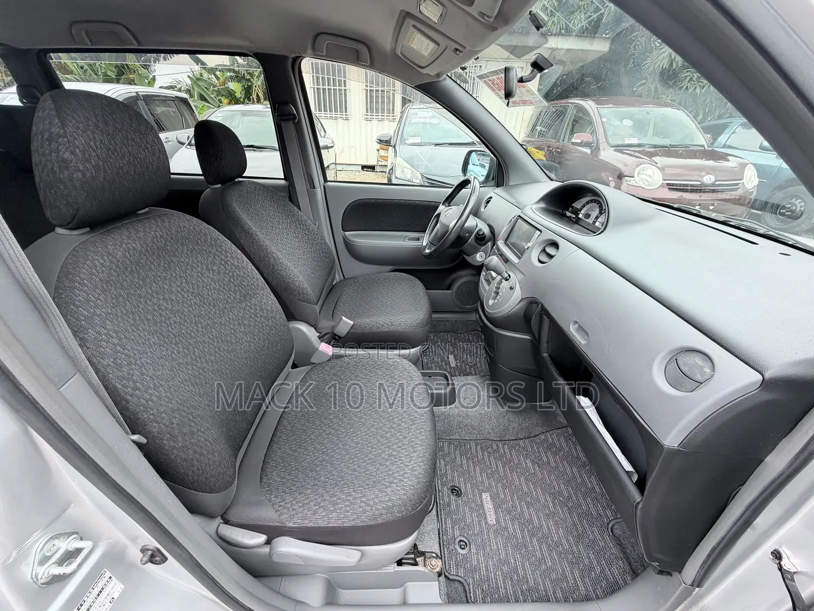 Toyota Sienta 1.5 FWD 2013 Silver