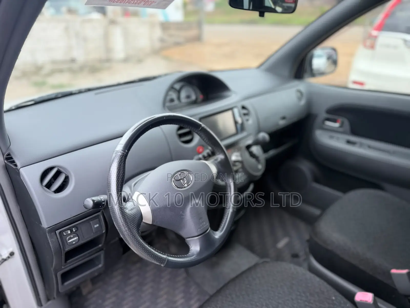 Toyota Sienta 1.5 FWD 2013 Silver