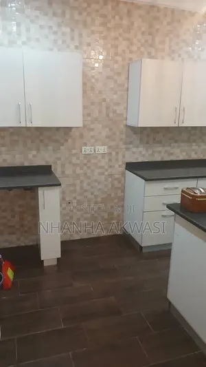 5bdrm House in Lashibi, Sakumono for rent