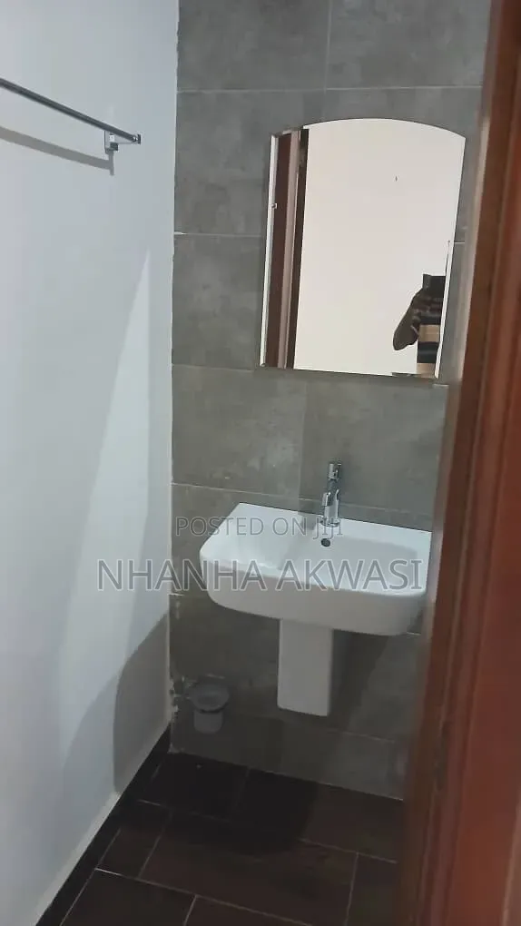 5bdrm House in Lashibi, Sakumono for rent